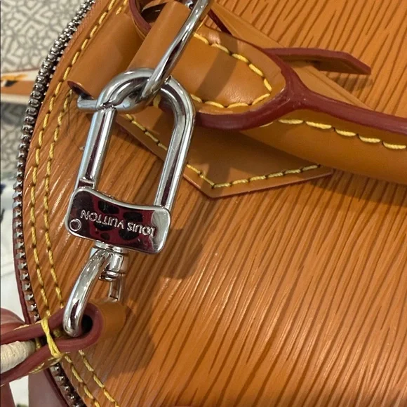 Louis Vuitton Alma BB Epi Leather - Picture 10 of 11